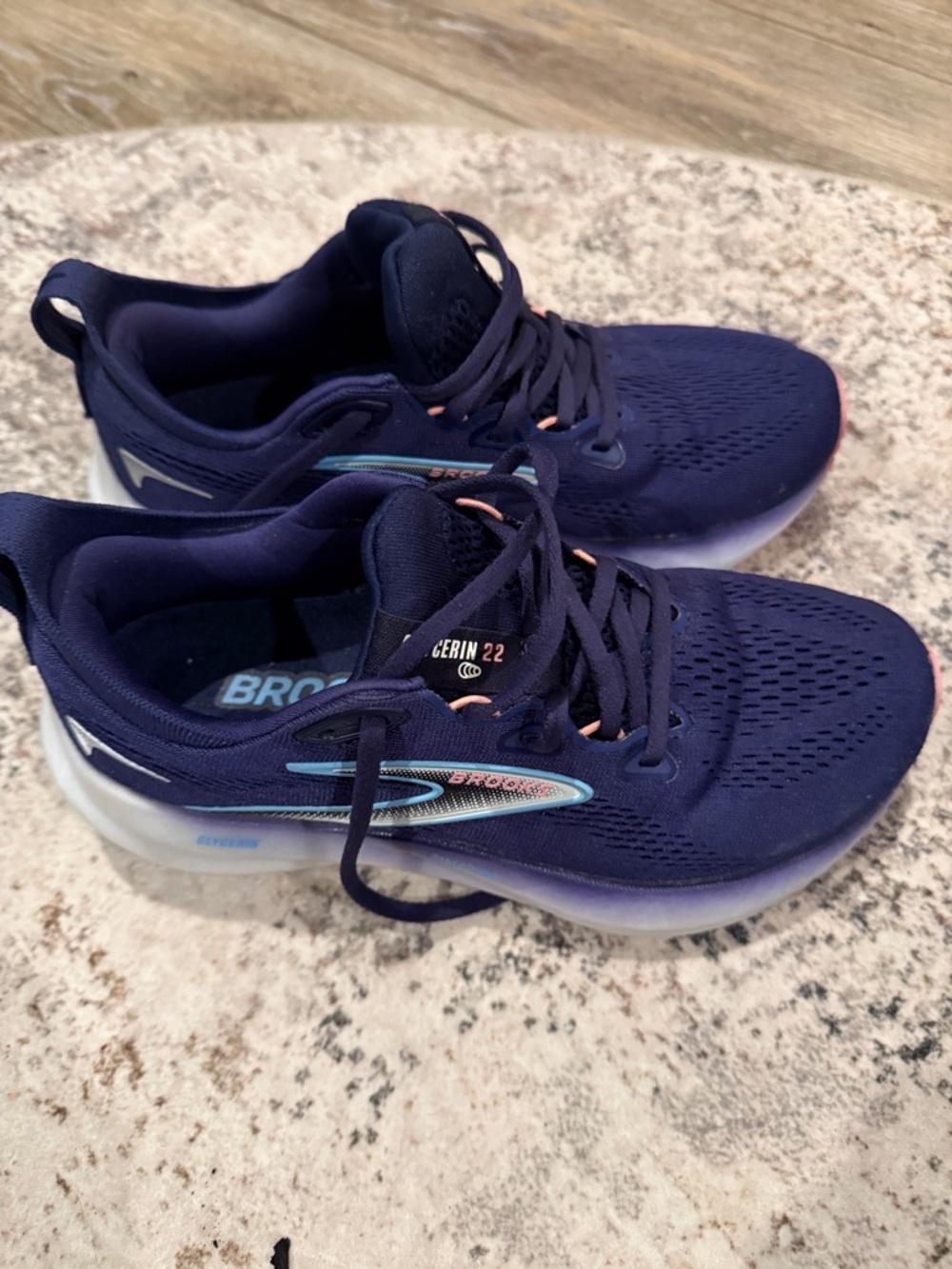 Brooks women’s Navy and Light Blue Glycerin 22 Sneakers